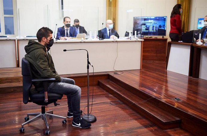 El conductor acusado por el accidente mortal de la rotonda de Corbán (Santander), durante un juicio en la Audiencia Provincial de Santander, a 23 de noviembre de 2021, en Santander, Cantabria (España).