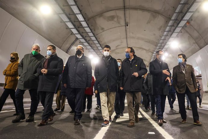 Jordi Puigneró, en el túnel de Tresponts, junto al delegado del Govern en el Alt Pirineu i Aran, Ricard Pérez; el ministro de Territorio y Vivienda del Gobierno de Andorra, Víctor Filloy y alcaldes y alcaldesas del Alt Urgell.