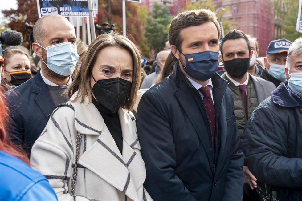 La portavoz parlamentaria del PP, Cuca Gamarra y el presidente del PP, Pablo Casado, en una concentración contra la reforma de la Ley Mordaza, frente a la Delegación del Gobierno, a 24 de noviembre de 2021, en Madrid, (España).  