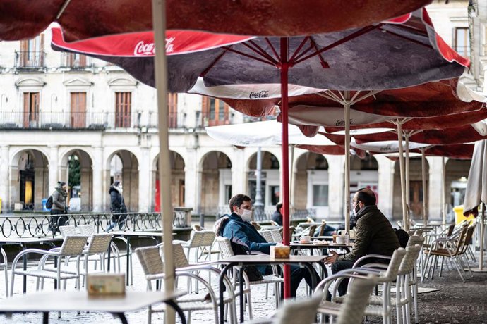 Archivo - Dos comensales en una terraza en Vitoria, Álava, País Vasco, (España), 