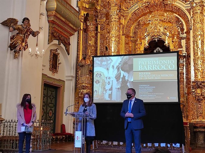 La delegada de Hacienda y Gobierno Interior en la institución provincial, Felisa Cañete (centro), en la inauguración de las Jornadas Barrocas.