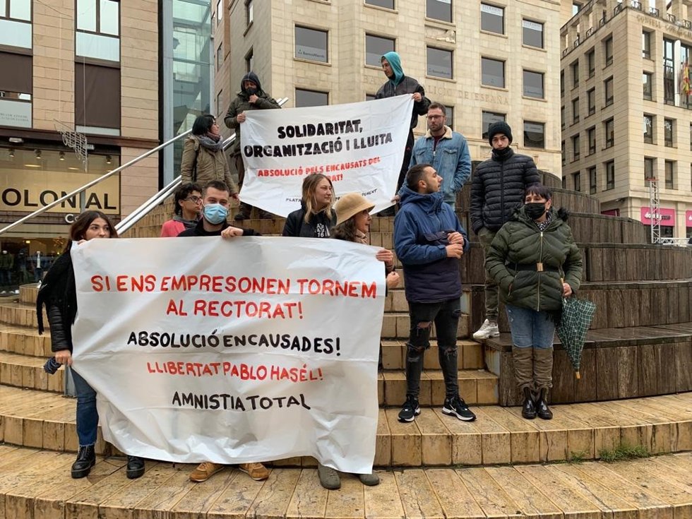Concentración de apoyo a los investigados por los destrozos en el Rectorado de la Universitat de Lleida (UdL).
