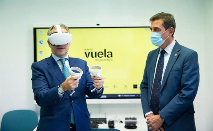 El consejero de la Presidencia, Administración Pública e Interior, Elías Bendodo, durante la inauguración, este miércoles, en Pilas (Sevilla) del Punto Vuela Guadalinfo pionero de Andalucía