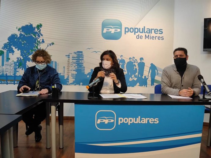 Reunión de las diputadas del PP Beatriz Polledo y Gloria García con miembros del PP de Mieres.