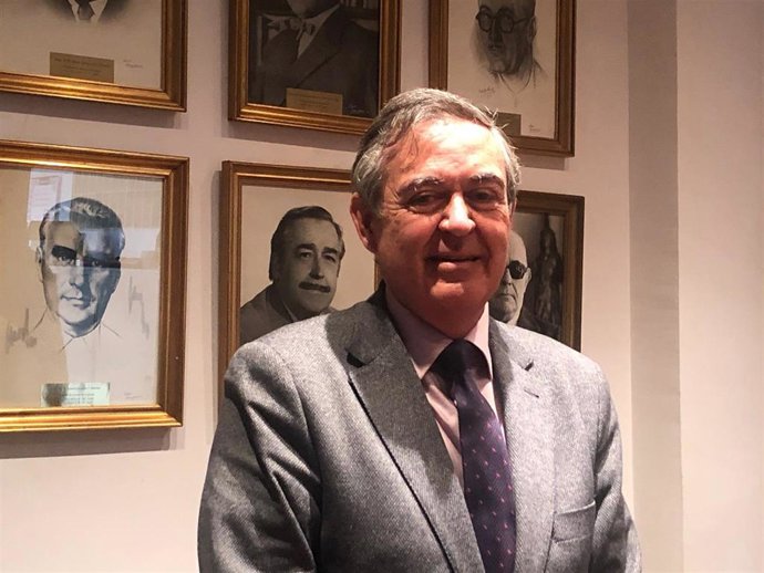 El economista Juan Iranzo en el Ateneo de Santander