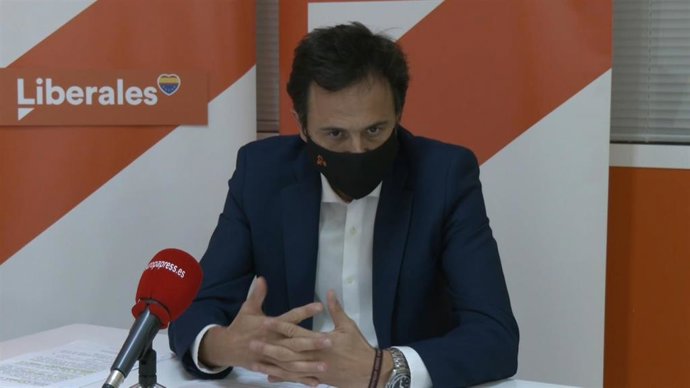 El secretario autonómico de Acción Institucional de Ciudadanos y secretario general de Ordenación de la Formación de la Consejería de Empleo de la Junta de Andalucía, Javier Loscertales, en una entrevista con Europa Press