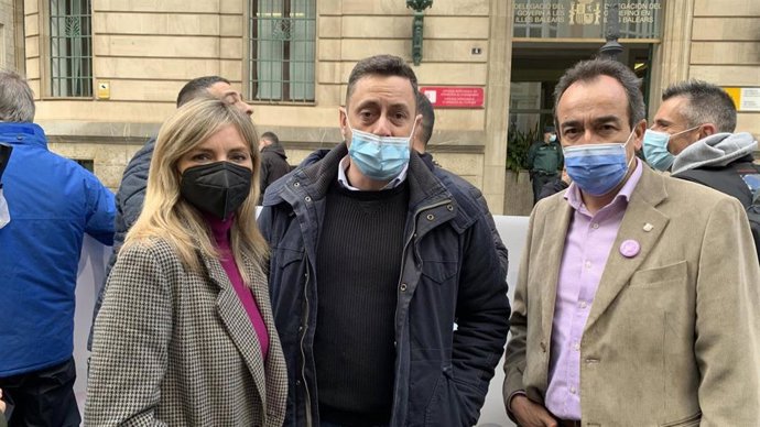La coordinadora autonómica de Ciudadanos en Baleares, Patricia Guasp, y el diputado Juan Manuel Gómez, en la protesta de la FFCCSE.