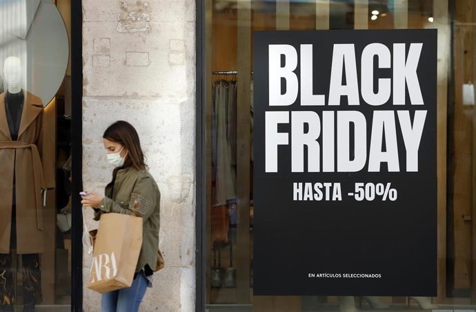 Comerciantes anuncian en sus escaparates los descuentos por comprar en la semana del Black Friday  a 23 de noviembre del 2021. Málaga (Andalucía). Aunque el día oficial del Black Friday sea el próximo viernes 26 de noviembre, las ofertas empiezan días a