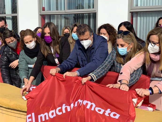 El secretario general del PSOE de Sevilla, Javier Fernández, ha asistido al despliegue de la pancarta en la sede del partido en Luis Montoto con motivo del 25N.