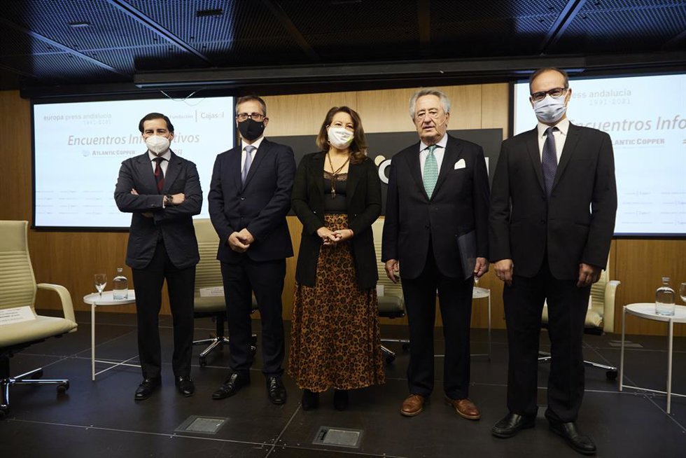 La consejera de Agricultura, Ganadería, Pesca y Desarrollo Sostenible, Carmen Crespo (c), junto a el delegado de Europa Press Andalucía, Francisco Morón (1i); el director de Refinería la Rábida, Jorge Acitores (2i); el director de Sostenibilidad de Cons