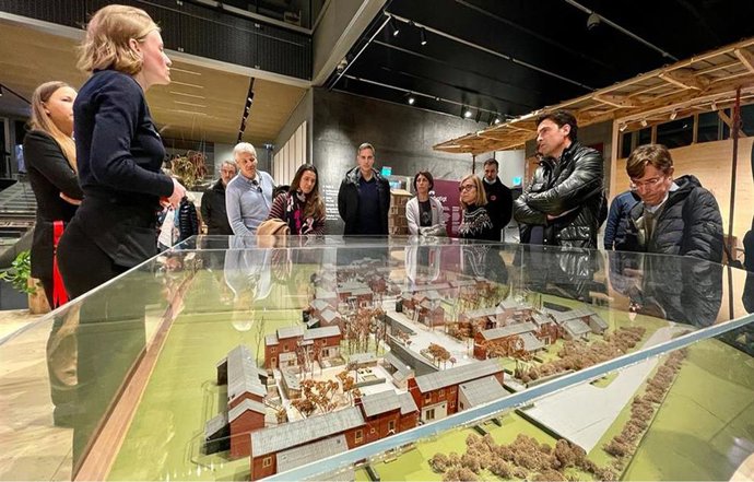 Alberto Bayona, segundo por la derecha, durante la visita al Centro Danés de Arquitectura en Copenhague.
