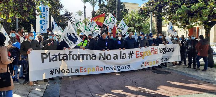 Concentración de las fuerzas de seguridad en Badajoz contra la reforma de la ley.