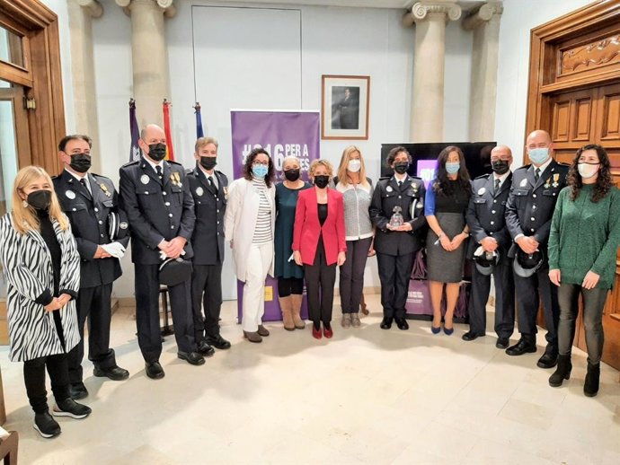 La delegada del Gobierno en Baleares, Aina Calvo, con los galardonados.