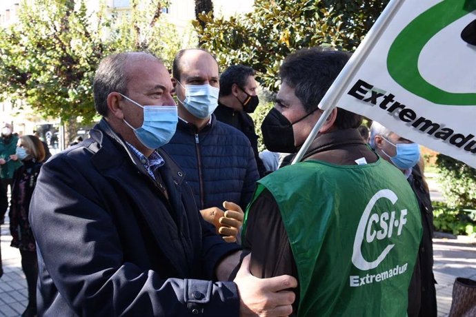 El presidente del PP de Extremadura, José Antonio Monago, asiste a la concentración de agentes de las fuerzas de seguridad en Badajoz.