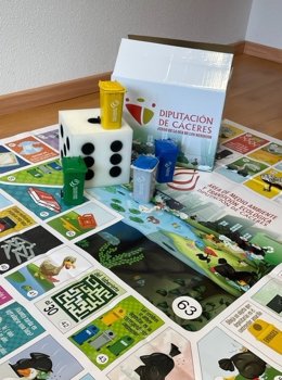 Diputación de Cáceres entrega a los colegios un juego de la oca para sensibilizar sobre la reducción de residuos