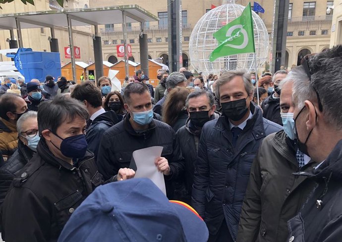 González Terol acompañado de Beamonte y Azcón, frente a la Delegación del Gobierno en Aragón