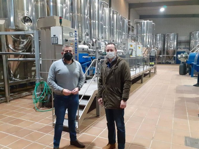 Juan Ramón Pérez (dcha.), en las instalaciones de la Cooperativa Nuestra Señora de Araceli de Lucena.