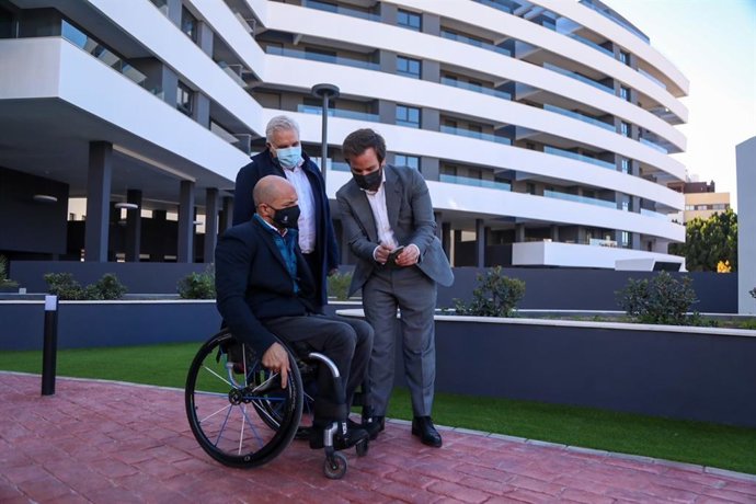 El director general de Negocio de Neinor Homes, Gabriel Sánchez; el concejal delegado de Ordenación del Territorio, Raúl López, y el concejal del distrito Puerto de la Torre, Jacobo Florido, informan del primer 'Smart Building' destinado al alquiler