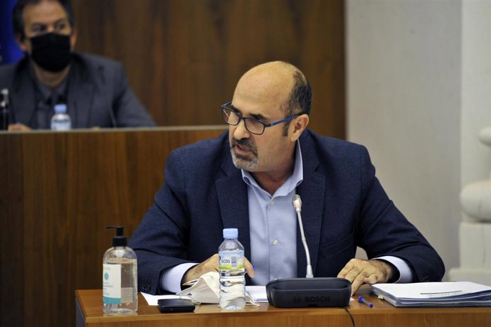 El director general de Sostenibilidad, Jesús Moreno, en una comisión de la Asamblea de Extremadura.