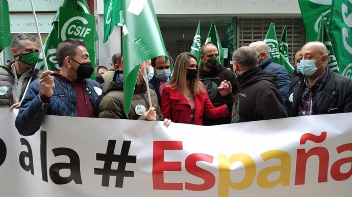 La coordinadora de Cs en Huelva y senadora por designación autonómica, María Ponce, en la concentración contra la modificación de la Ley de Seguridad celebrada este miércoles en Huelva.