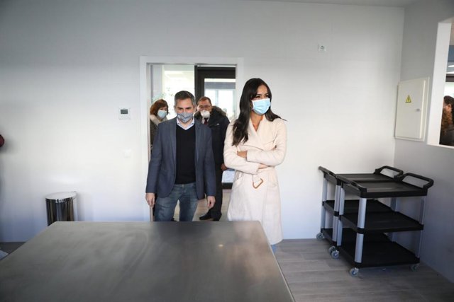 El delegado de Igualdad, Familias y Bienestar Social, Pepe Aniorte, y la vicealcaldesa de Madrid, Begoña Villacís, visitan el nuevo centro