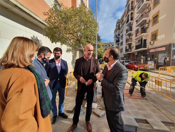 Los delegados del Ayuntamiento de Sevilla Antonio Muñoz y Francisco Páez, en la visita que han hecho a la obra de eliminación de barreras arquitectónicas que se está ejecutando en la calle José María de Mena.