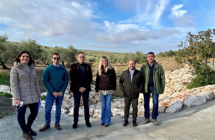 El delegado territorial de Desarrollo Sostenible del Gobierno andaluz, Giuseppe Aloisio (tercero por la dcha.), visita la obra en Bujalance.