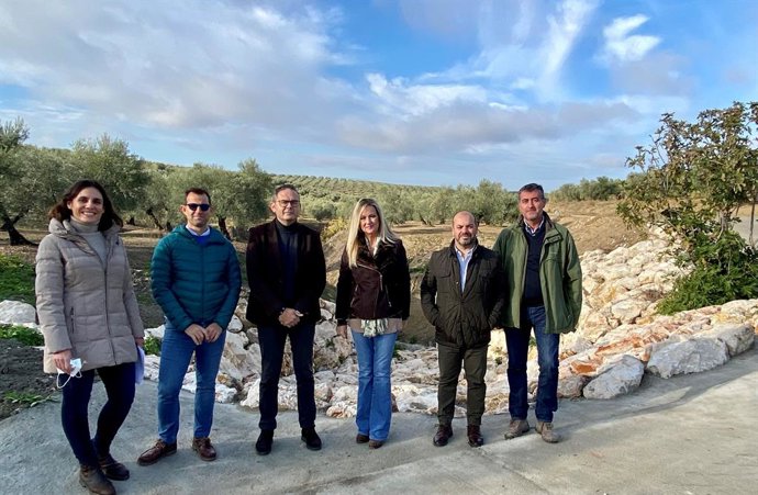El delegado territorial de Desarrollo Sostenible del Gobierno andaluz, Giuseppe Aloisio (tercero por la dcha.), visita la obra en Bujalance.