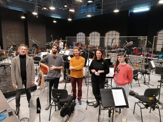 El compositor y director Toni Vaquer, junto a músicos baleares.