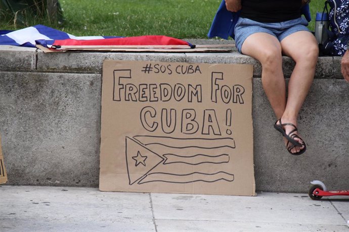 Archivo - Protesta por la democratización de Cuba en Londres.
