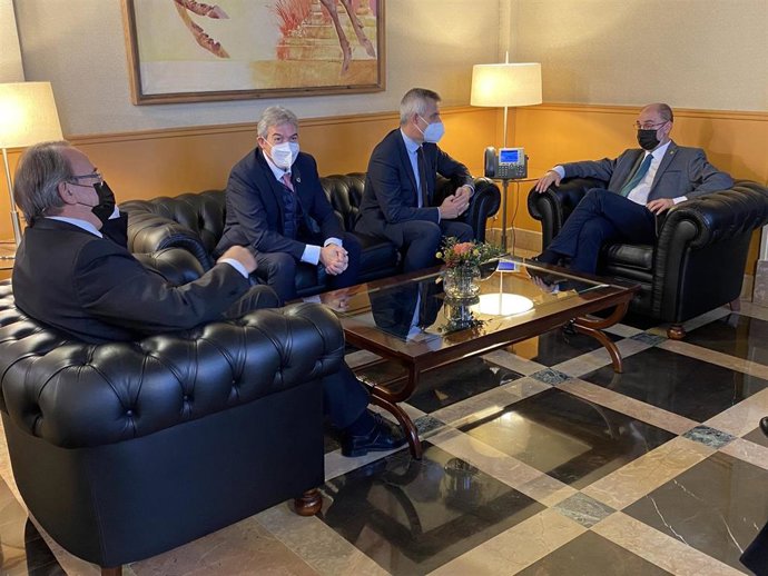 La firma ha tenido lugar en el Edificio Pignatelli.