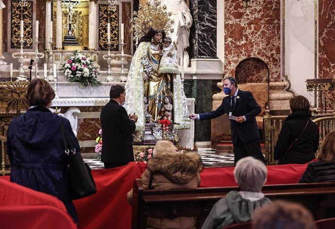 La Basílica de la Virgen de los Desamparados de Valncia celebra el Besamanos de forma excepcional en noviembre siguiendo un protocolo de seguridad antiCovid.