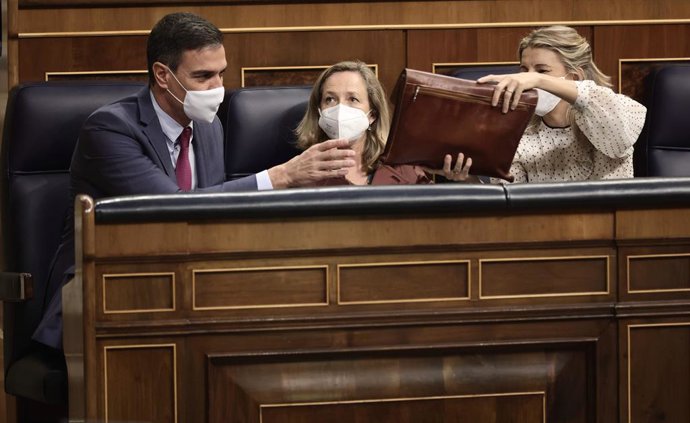 (I-D) El presidente del Gobierno, Pedro Sánchez; la vicepresidenta primera y ministra de Asuntos Económicos, Nadia Calviño; y la vicepresidenta segunda del Gobierno y ministra de Trabajo, Yolanda Díaz, en una sesión de control en el Congreso de los Dipu