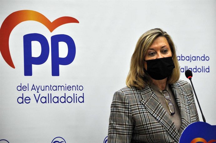 La presidenta del Grupo Popular, Pilar del Olmo, en rueda de prensa.
