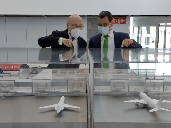 El consejero de Fomento e Infraestructuras, José Ramón Díez de Revenga, y el consejero ejecutivo y director general de aeropuertos de Aena, Javier Marín