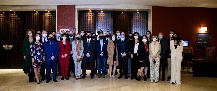 El consejero Irujo con los y las participantes en la misión.