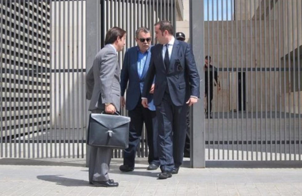 Juan Bautista Soler, ex presidente del Valencia (centro) en una imagen de archivo a su salida del juzgado