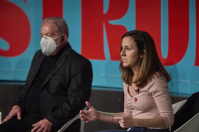 El expresidente de Brasil Lula da Silva (i) y la líder de Podemos y ministra de Derechos Sociales, Ione Belarra (d), en la mesa de debate 'Construir futuro: retos y alianzas populares', en Casa América, a 20 de noviembre de 2021, en Madrid, (España). 