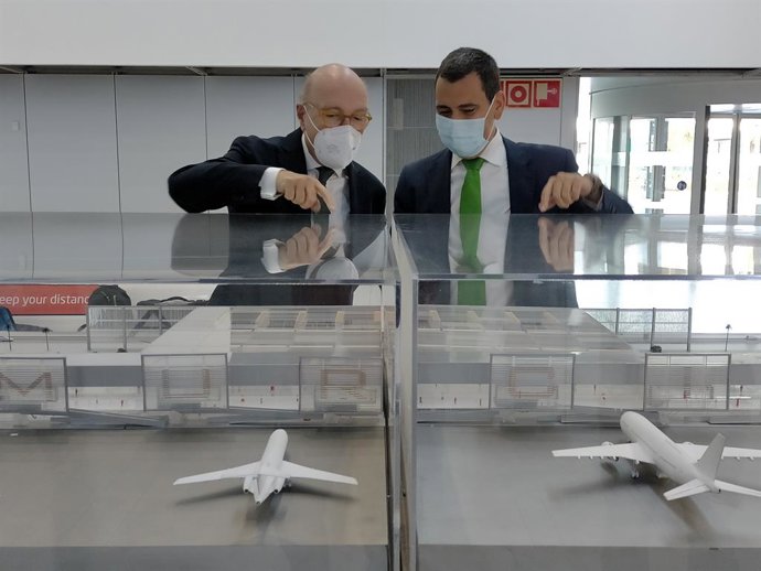 El consejero de Fomento e Infraestructuras, José Ramón Díez de Revenga, y el consejero ejecutivo y director general de aeropuertos de Aena, Javier Marín