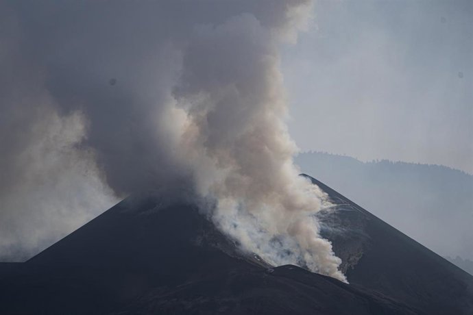 Nube de humo del volcán de Cumbre Vieja