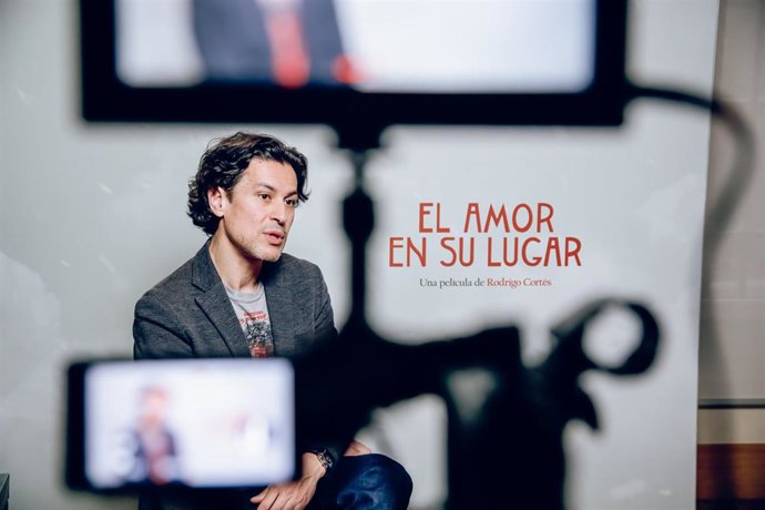 El cineasta Rodrigo Cortés en una entrevista en la presentación de la película 'El amor en su lugar', en Hotel Urso, a 24 de noviembre de 2021, en Madrid, (España). 