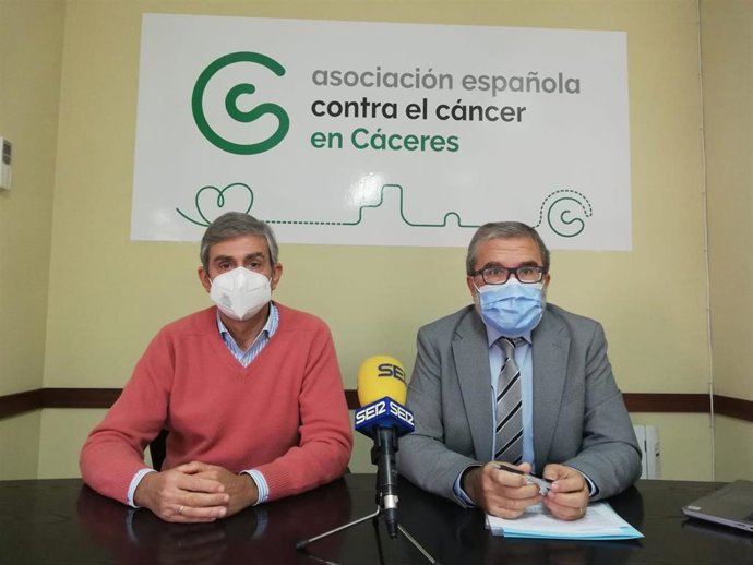 El doctor Pablo Borrega y el presidente de la AECC Pablo Pastor en la presentación del V Congreso Extremeño de Personas con Cáncer y Familias