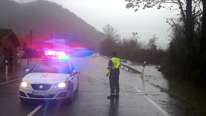 El desbordamiento del río Sella en Triongo (Ribadesella) corta la N-634