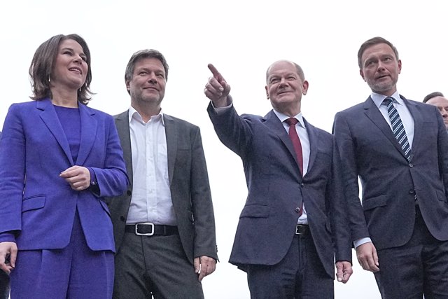Los líderes del partido Socialdemócrata de Alemania (SPD), los Verdes y el partido Democrático Libre , antes de presentar su acuerdo| Michael Kappeler/dpa