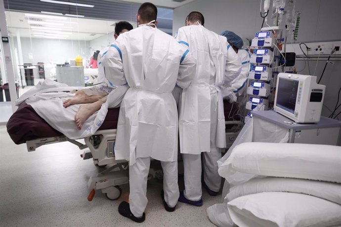 Varios enfermeros atienden a una paciente en la UCI del Hospital Enfermera Isabel Zendal