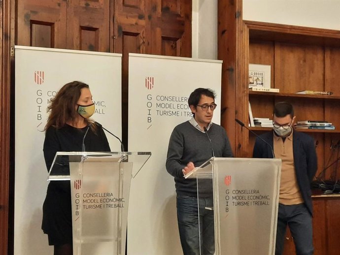 El conseller de Modelo Económico, Turismo y Trabajo, Iago Negueruela, con la directora general de Trabajo y Salud Laboral, Virginia Abraham, y el director del Ibassal, Rubén Castro, en la rueda de prensa.