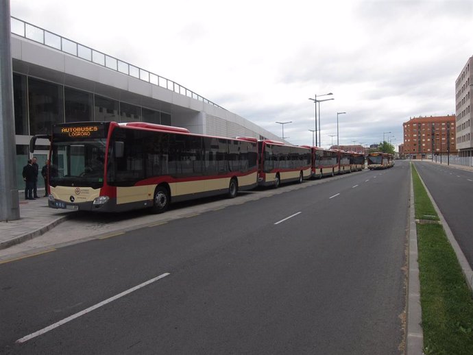 Archivo -     Logroño ha renovado un total de ocho autobuses de su flota de transporte urbano, vehículos que cuentan con altas prestaciones en seguridad y accesibilidad. La alcaldesa de Logroño, Cuca Gamarra, junto con el responsable de la empresa conce