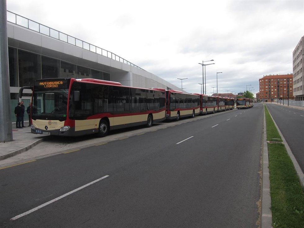 Archivo - Logroño ha renovado un total de ocho autobuses de su flota de transporte urbano, vehículos que cuentan con altas prestaciones en seguridad y accesibilidad. La alcaldesa de Logroño, Cuca Gamarra, junto con el responsable de la empresa conce