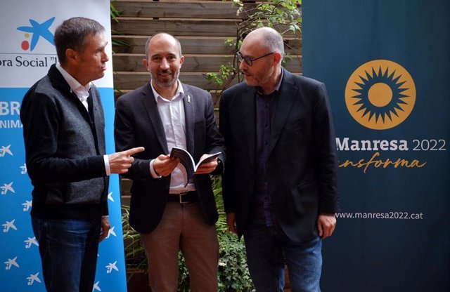 El concejal de Turismo del Ayuntamiento de Manresa, Joan Calmet; el alcalde de Manresa, Marc Aloy, y el director ejecutivo de la iniciativa Manresa 2022, Albert Tulleuda