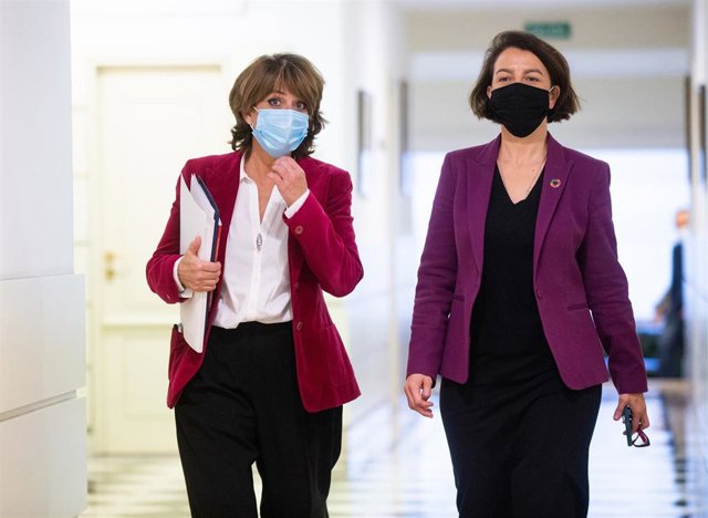 La Fiscal del Estado, Dolores Delgado (i) y la portavoz del PSOE en el Senado, Eva Granados (d), a su llegada a la Comisión de Justicia en el Senado, a 18 de noviembre de 2021, en Madrid, (España).